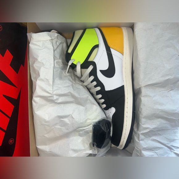 Air Jordan 1 Retro High OG ( Volt Gold ) - Picture 1 of 11